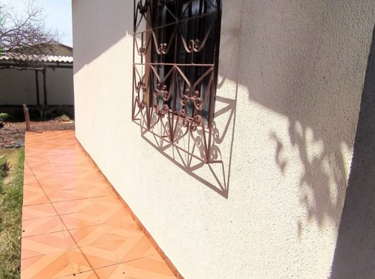 CASA DE ALVENARIA AOS FUNDOS NO CENTRO